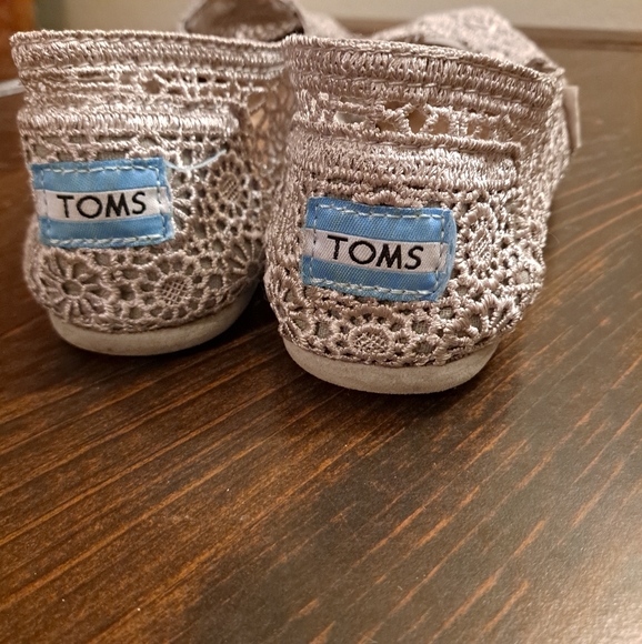 Toms, crocheted lace style, size W 7.5 - Picture 3 of 8